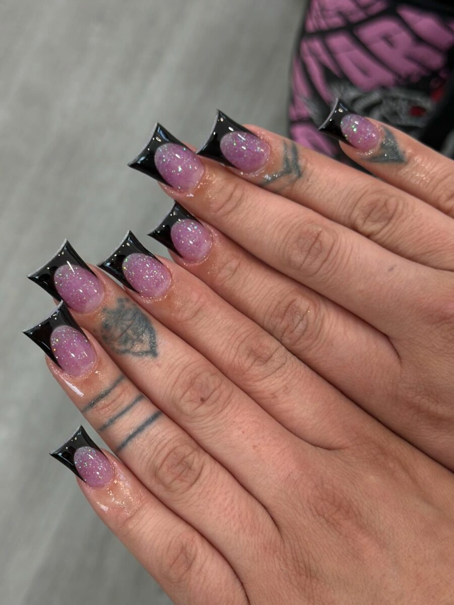 Stylish duck nails with glittery vibes