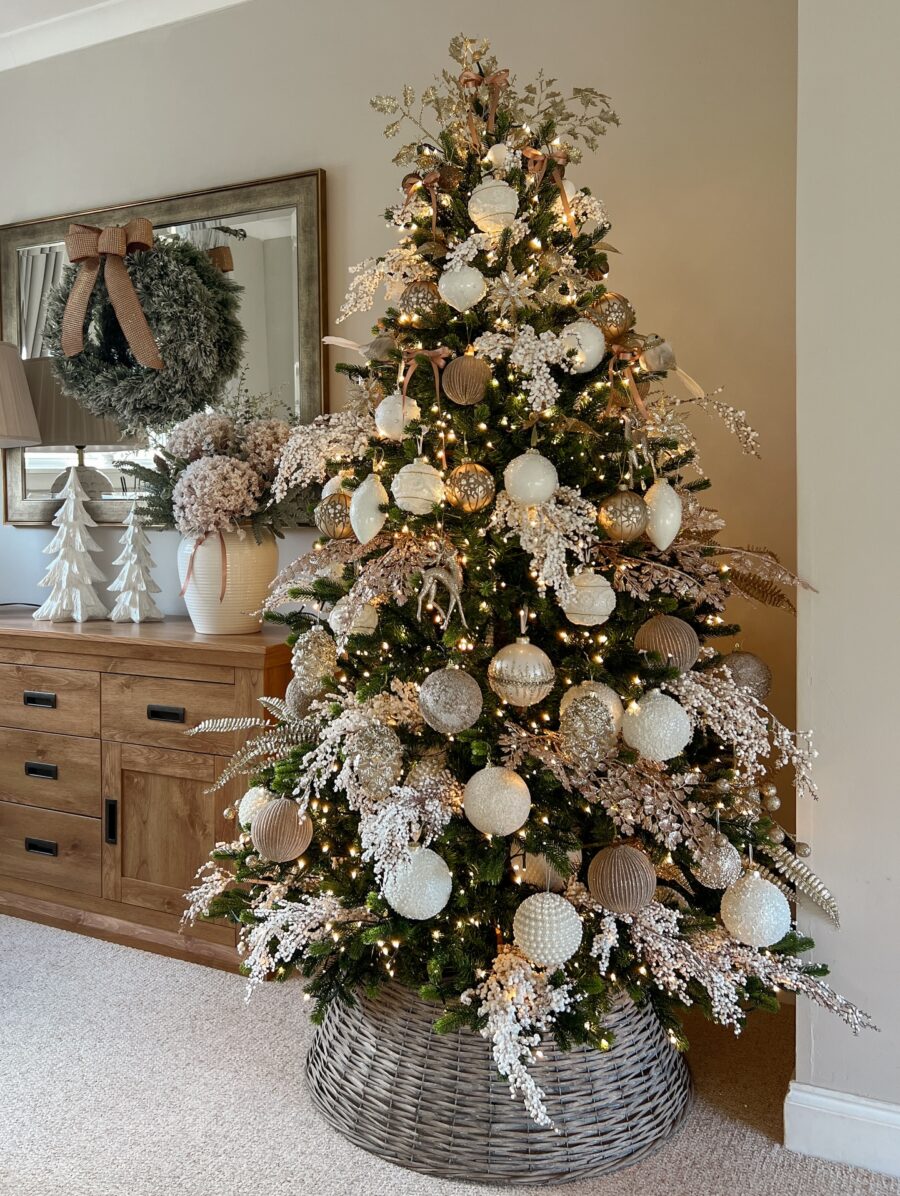 Chic neutral decorations for a cozy Christmas tree