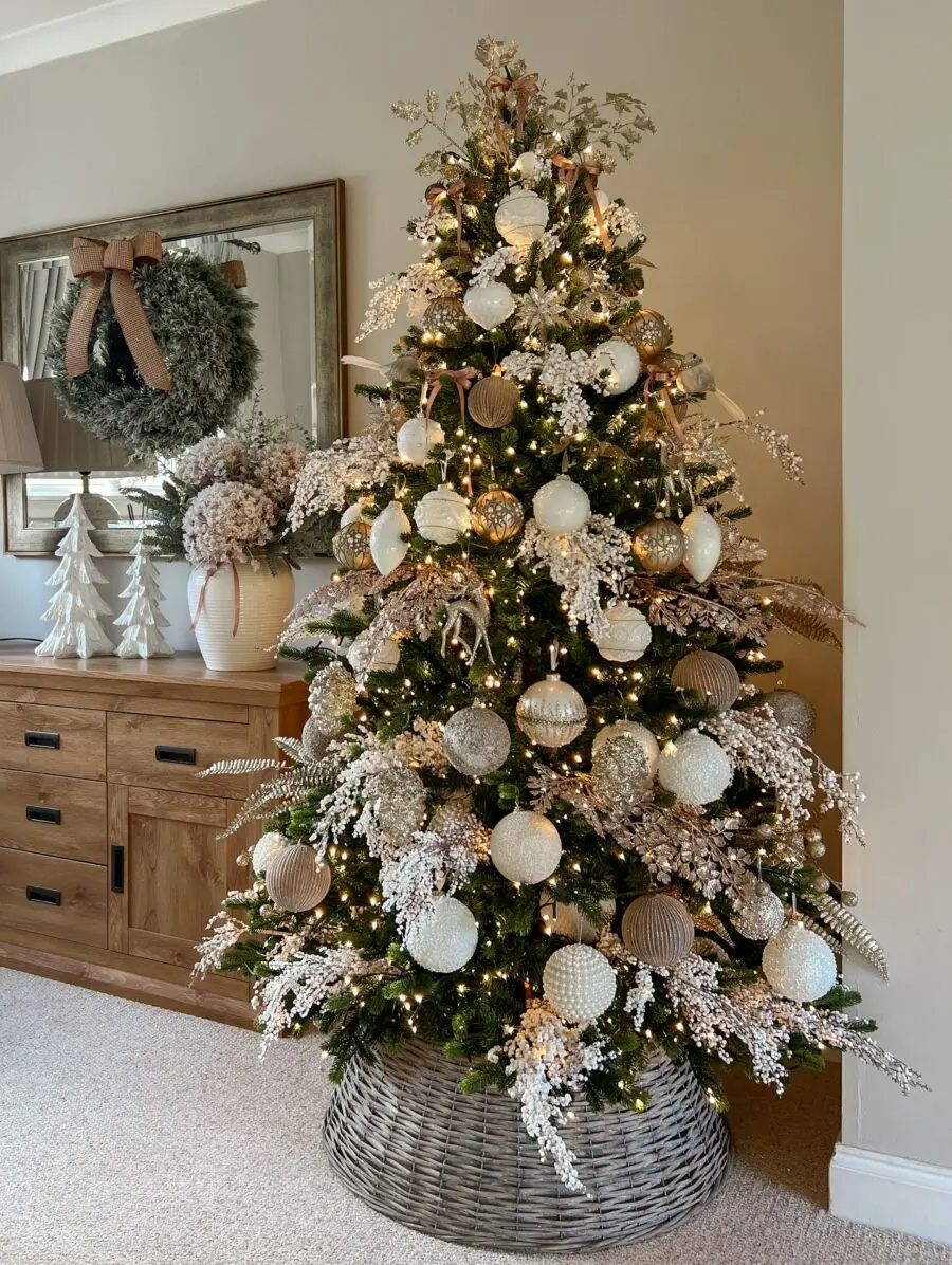 Chic neutral decorations for a cozy Christmas tree