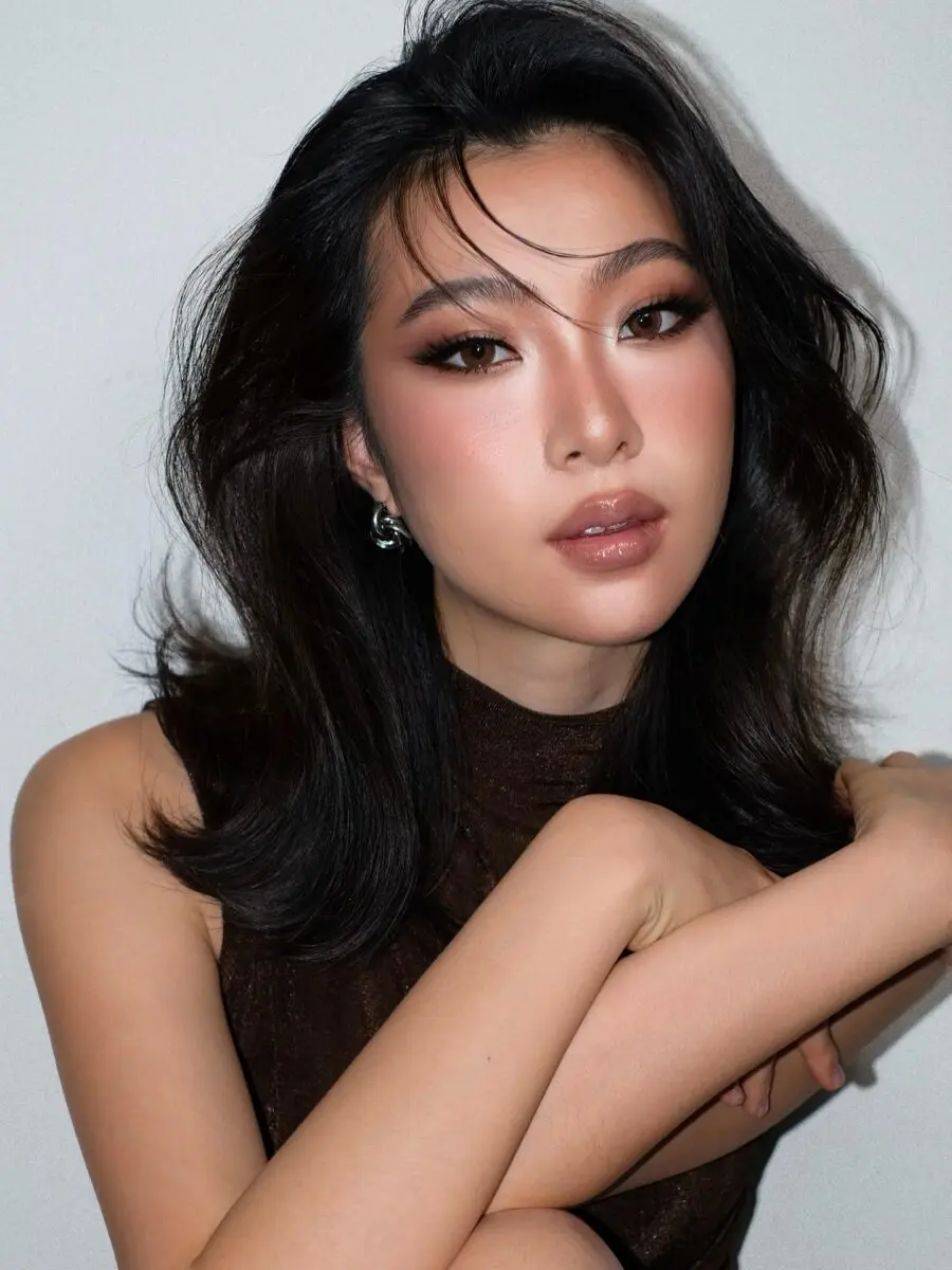 Natural glam makeup for a chic vibe