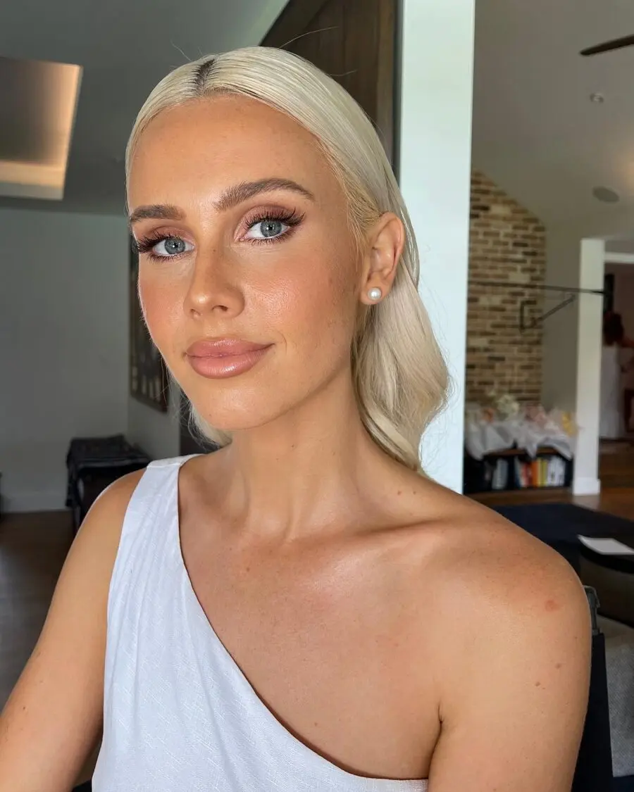 Glowing skin with elegant eye makeup style