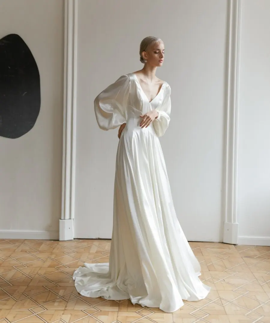 Elegant Long-Sleeve Wedding Dress Design
