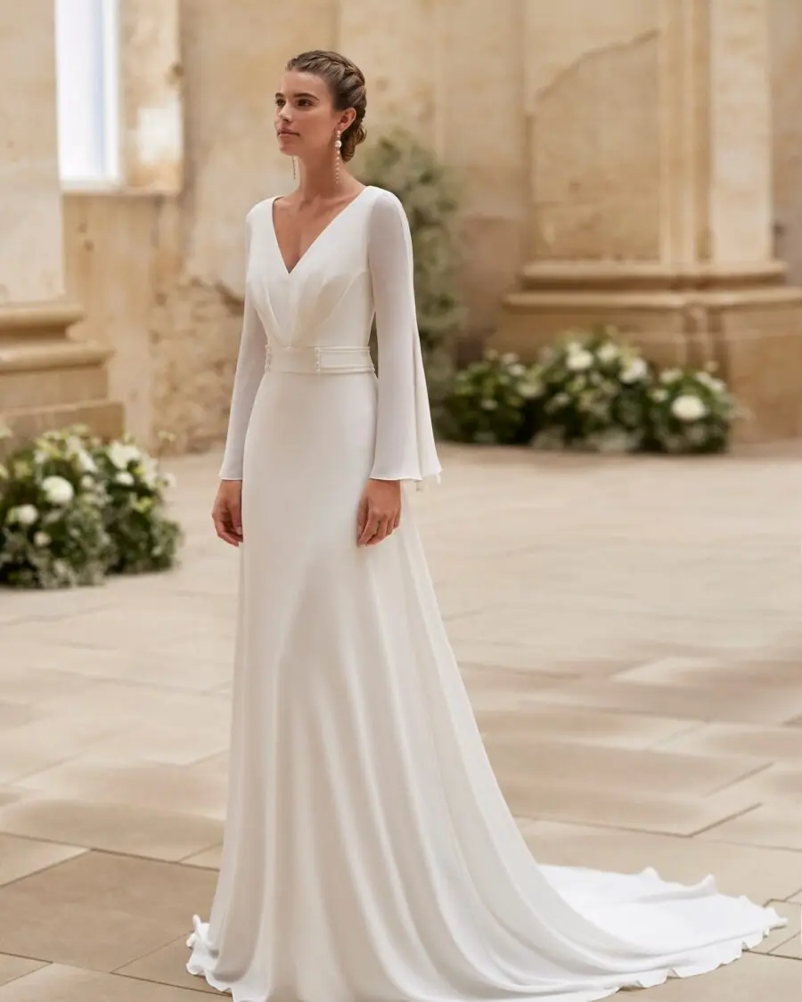 Elegant wedding dress with beautiful sleeves