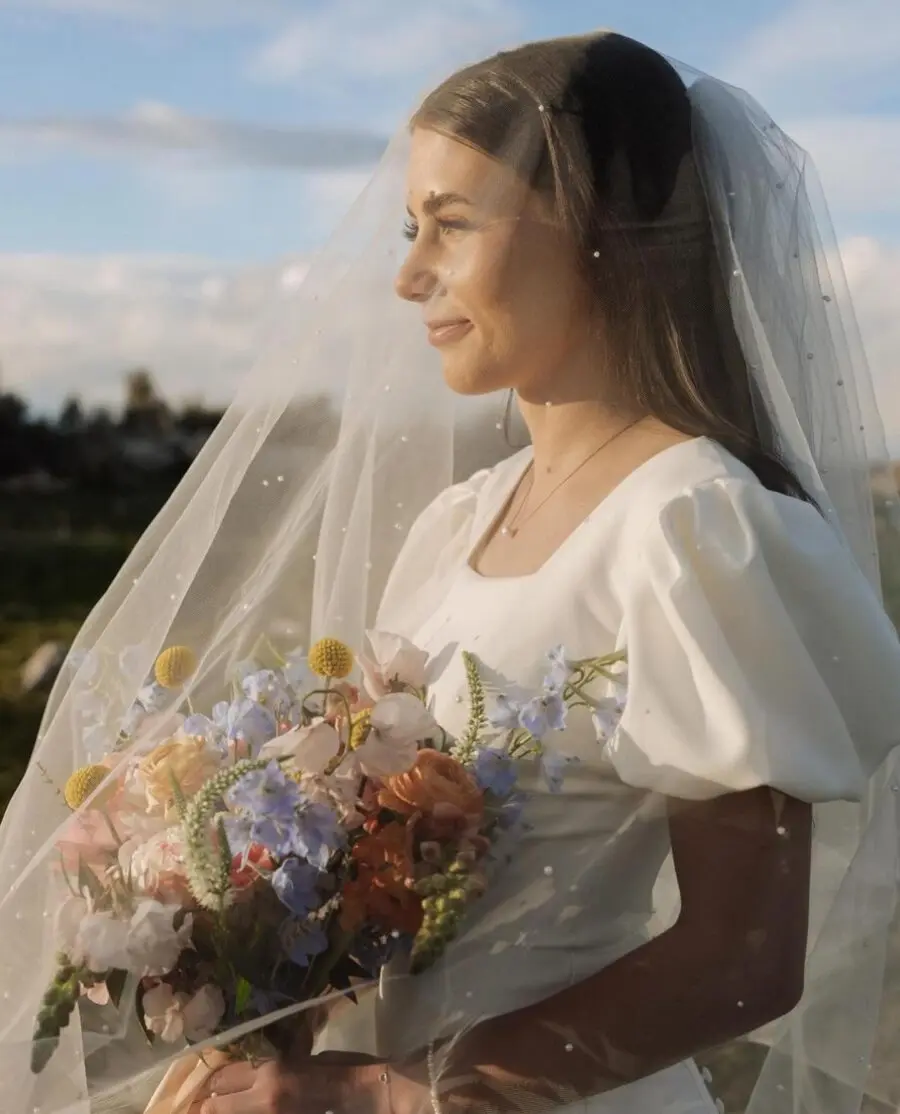 Charming wedding dress with puff sleeves and veil