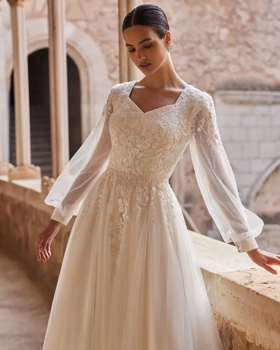 Chic and romantic wedding dress with sleeves