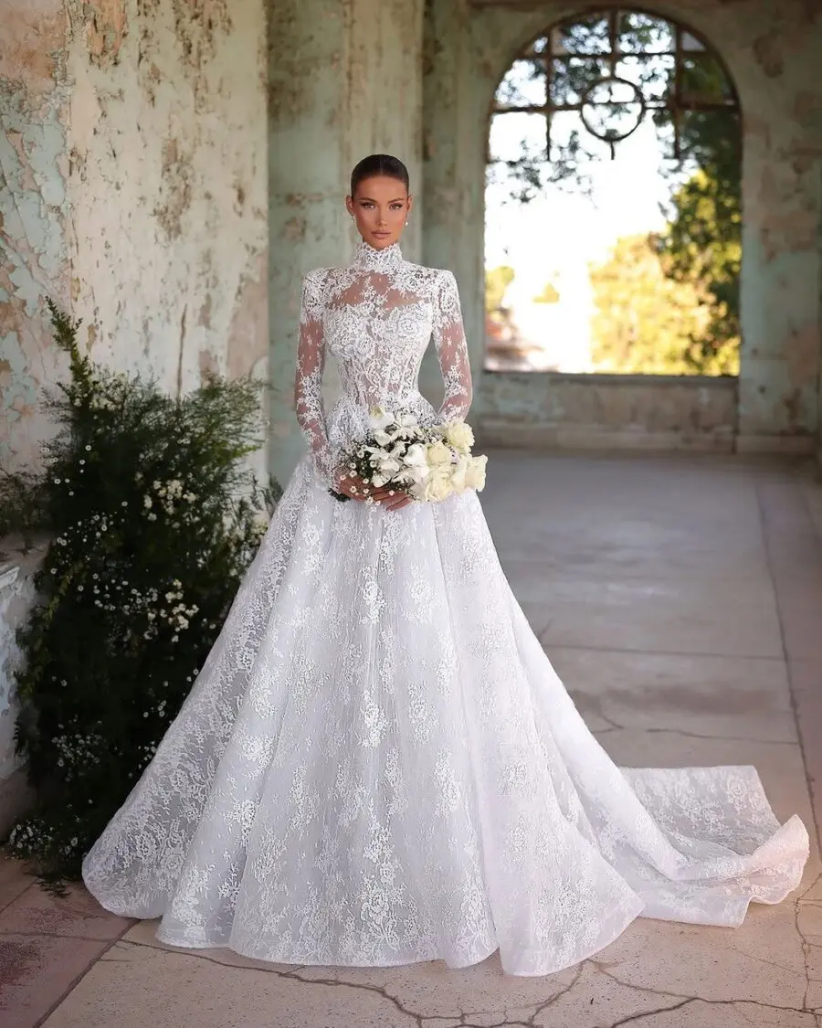 Elegant lace wedding dress with long sleeves