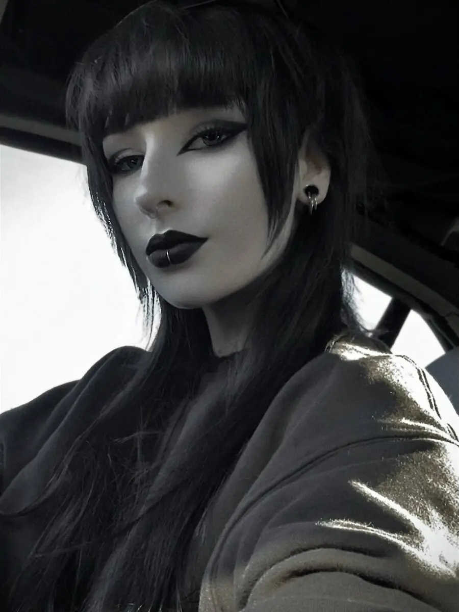 Bold emo makeup with gothic vibes