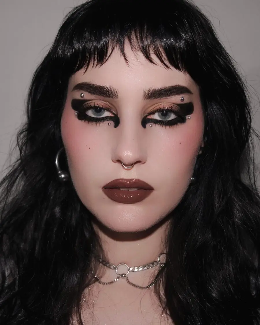 Bold eyeliner and dark lip for emo vibes