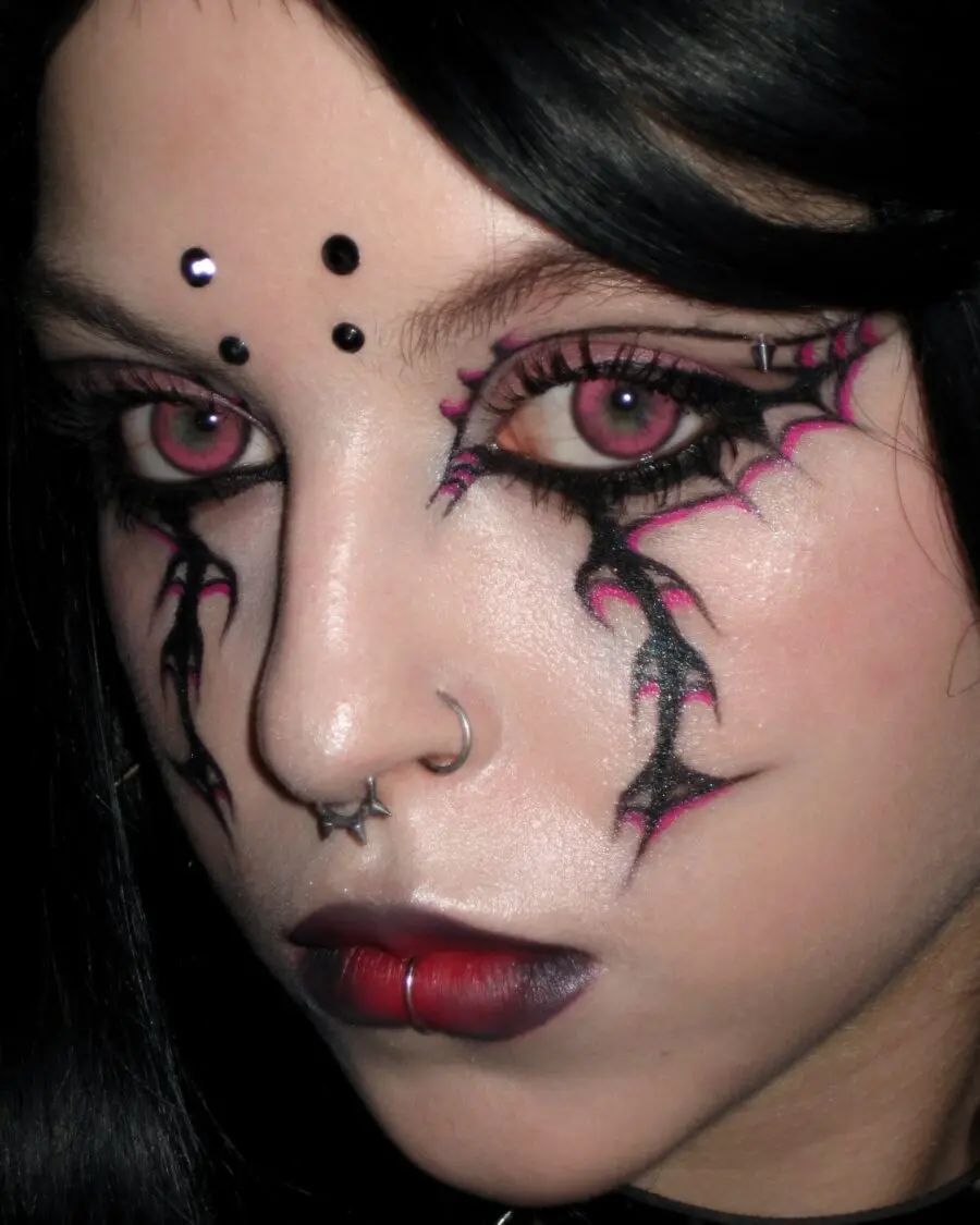 Striking emo look with bold details