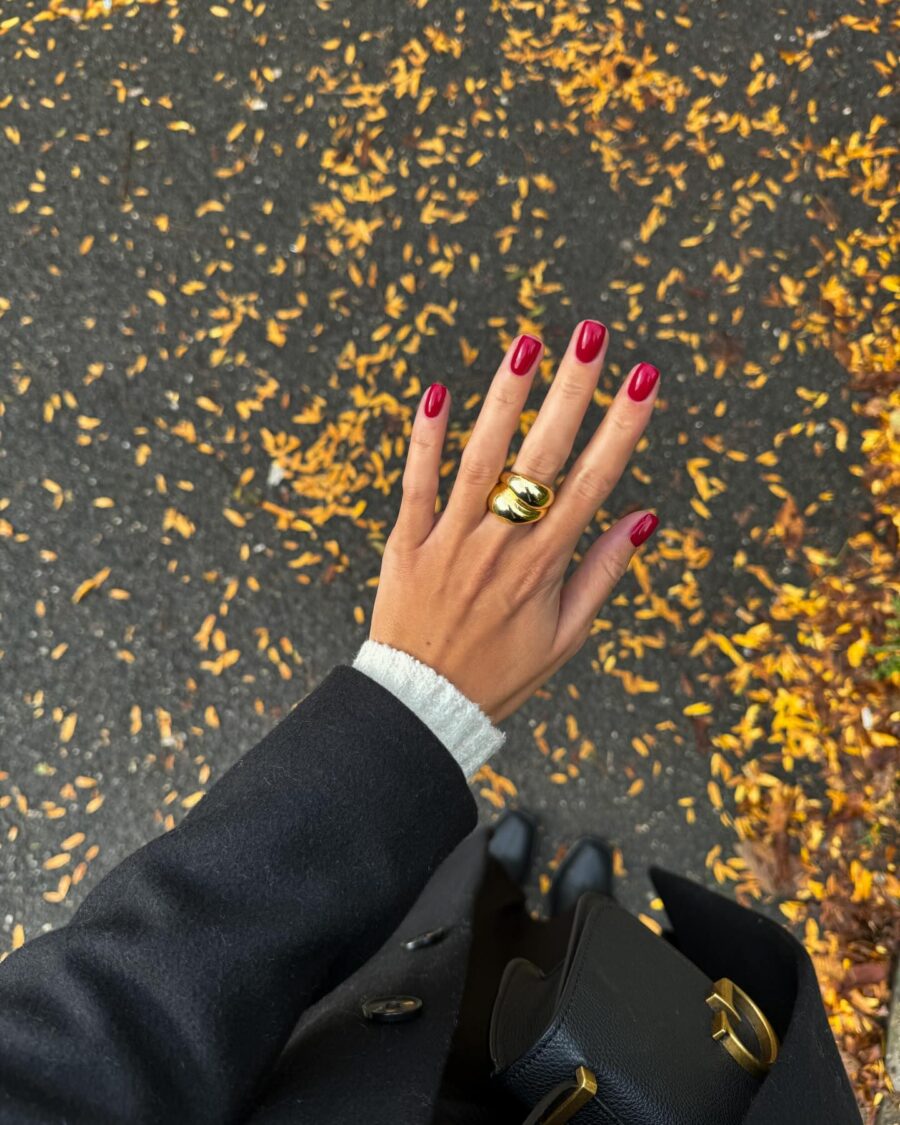 Chic deep red nails for autumn vibes