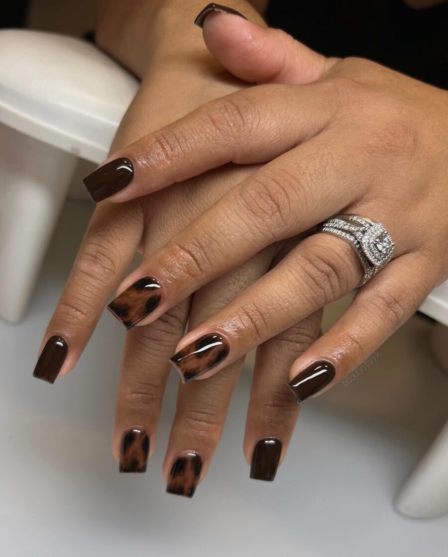 Stylish brown tortoiseshell fall nails for autumn