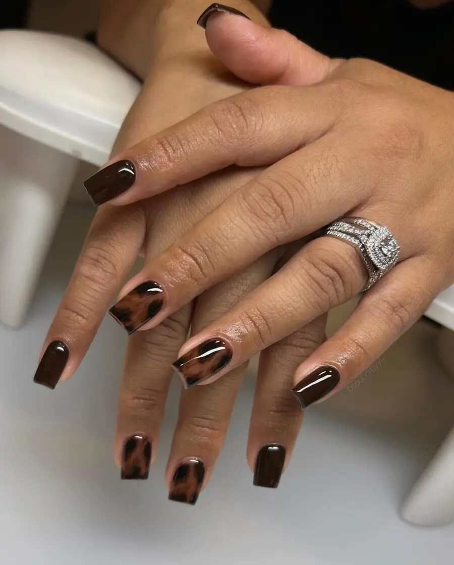 Stylish brown tortoiseshell fall nails for autumn