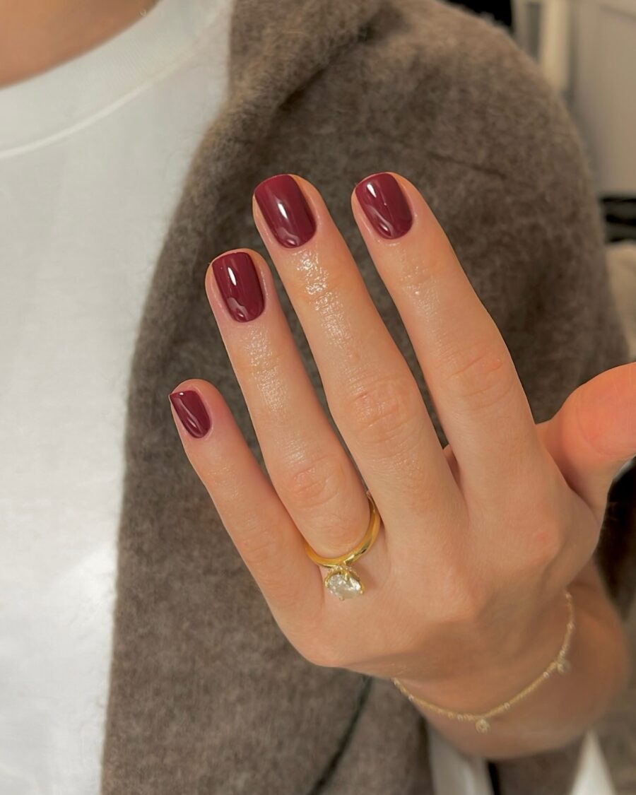 Chic burgundy nails for autumn vibes