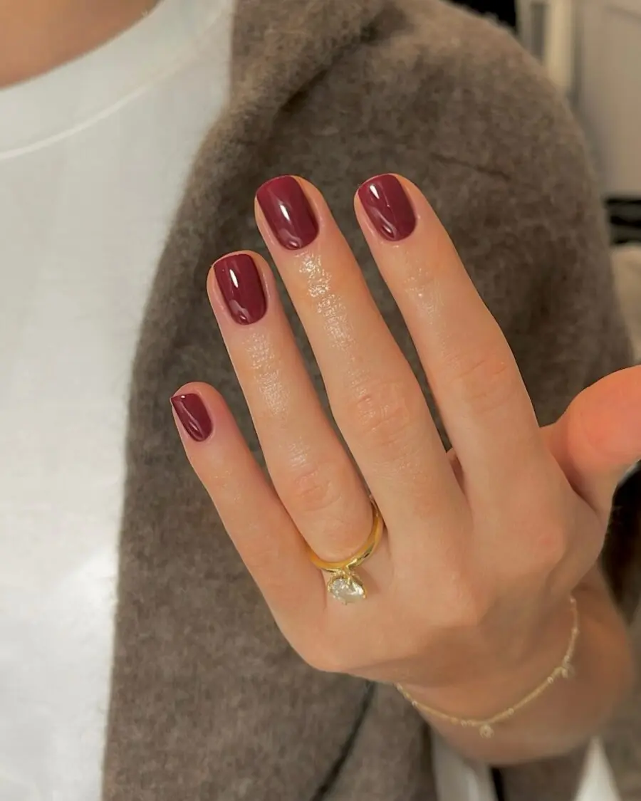 Chic burgundy nails for autumn vibes