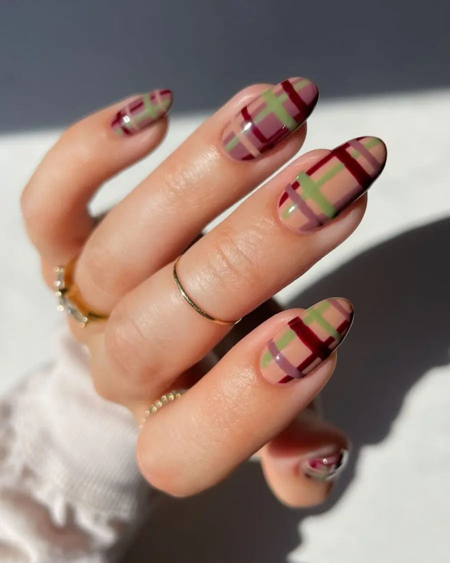 Chic plaid pattern for autumn-inspired nails