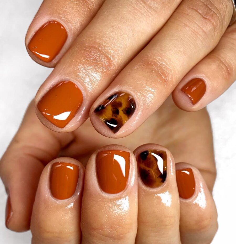 Stylish autumn-inspired tortoise shell nails