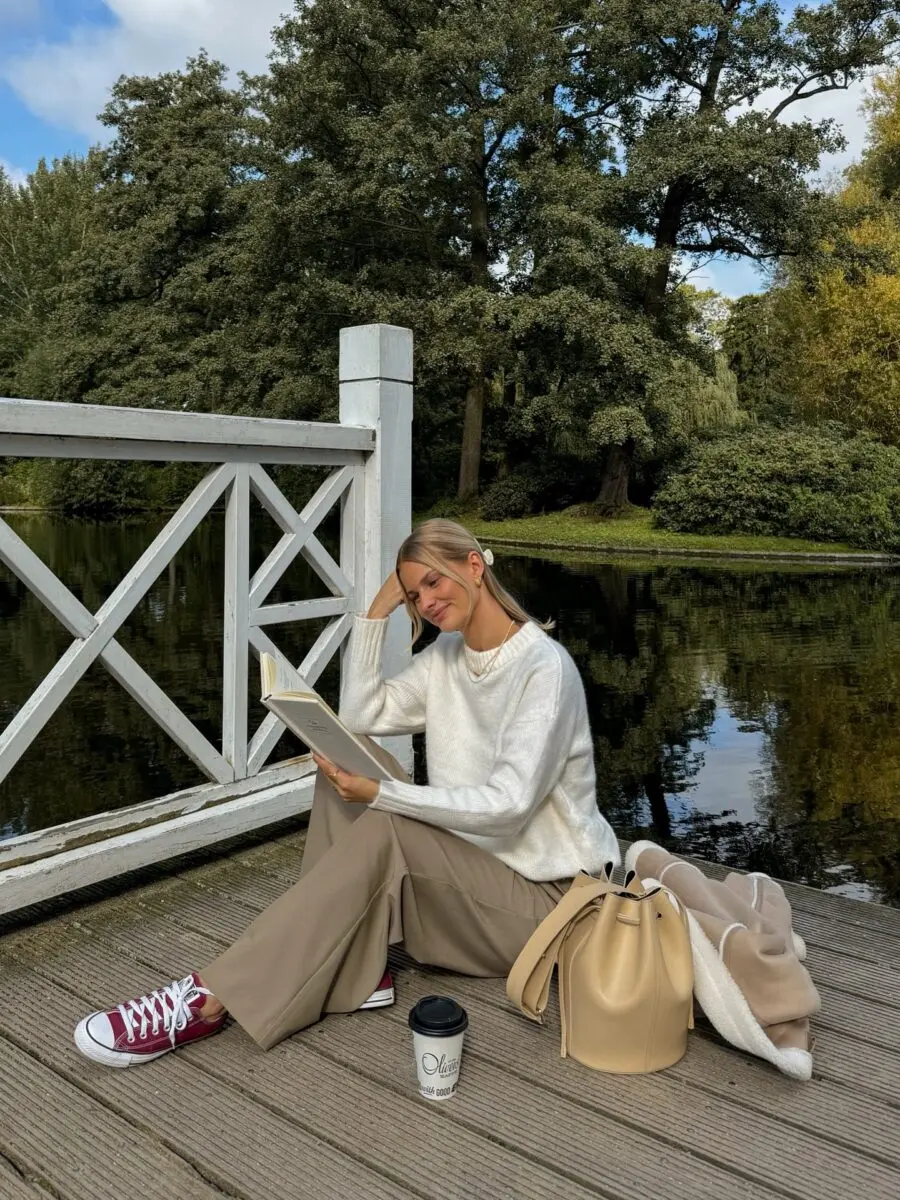 Chic yet comfy fall outfit for relaxation