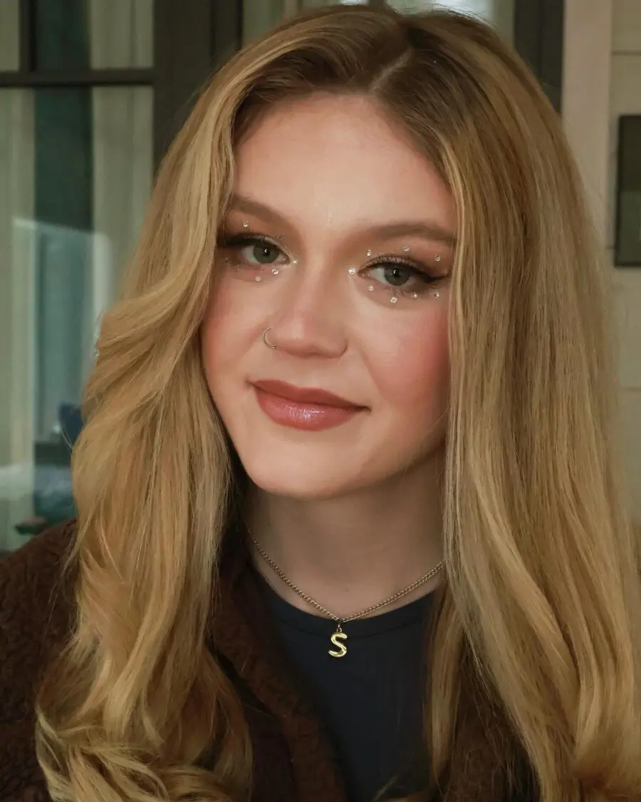 Dazzling eye makeup with shimmering accents