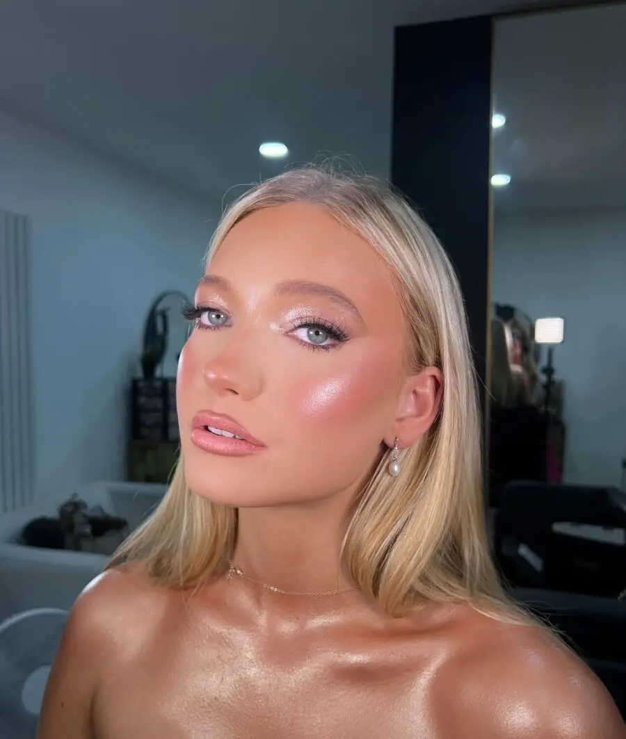 Radiant and fresh Victoria's Secret makeup style