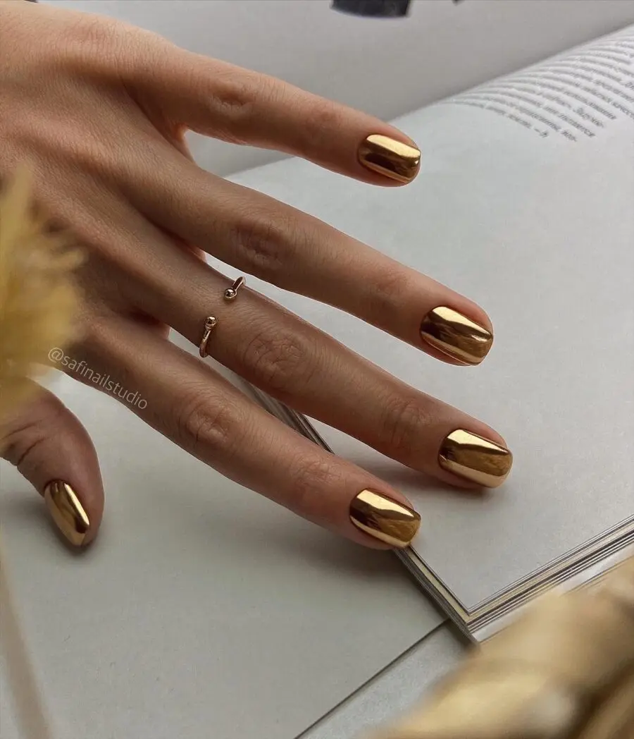 Shimmering gold nails for a chic look
