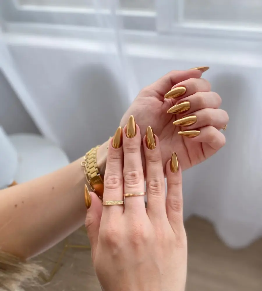 Elegant golden nails for a chic look