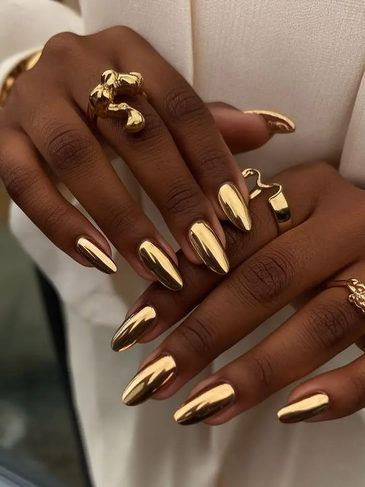 Glamorous gold nails for a chic statement
