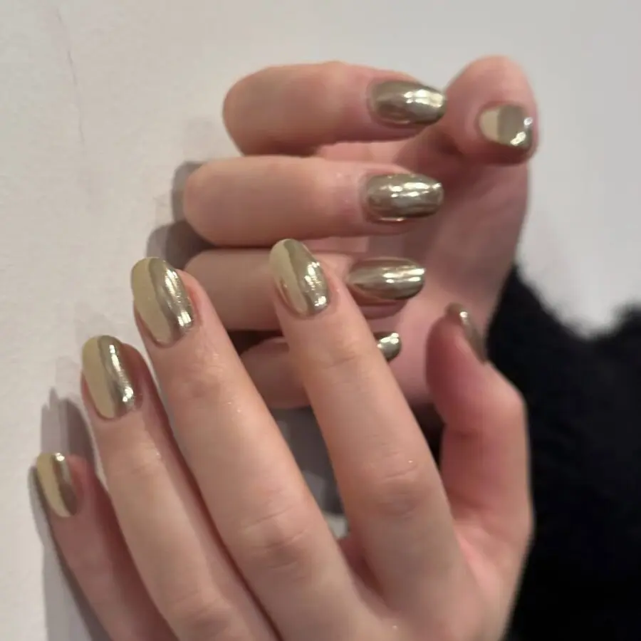 Elegant gold manicure with a glossy finish