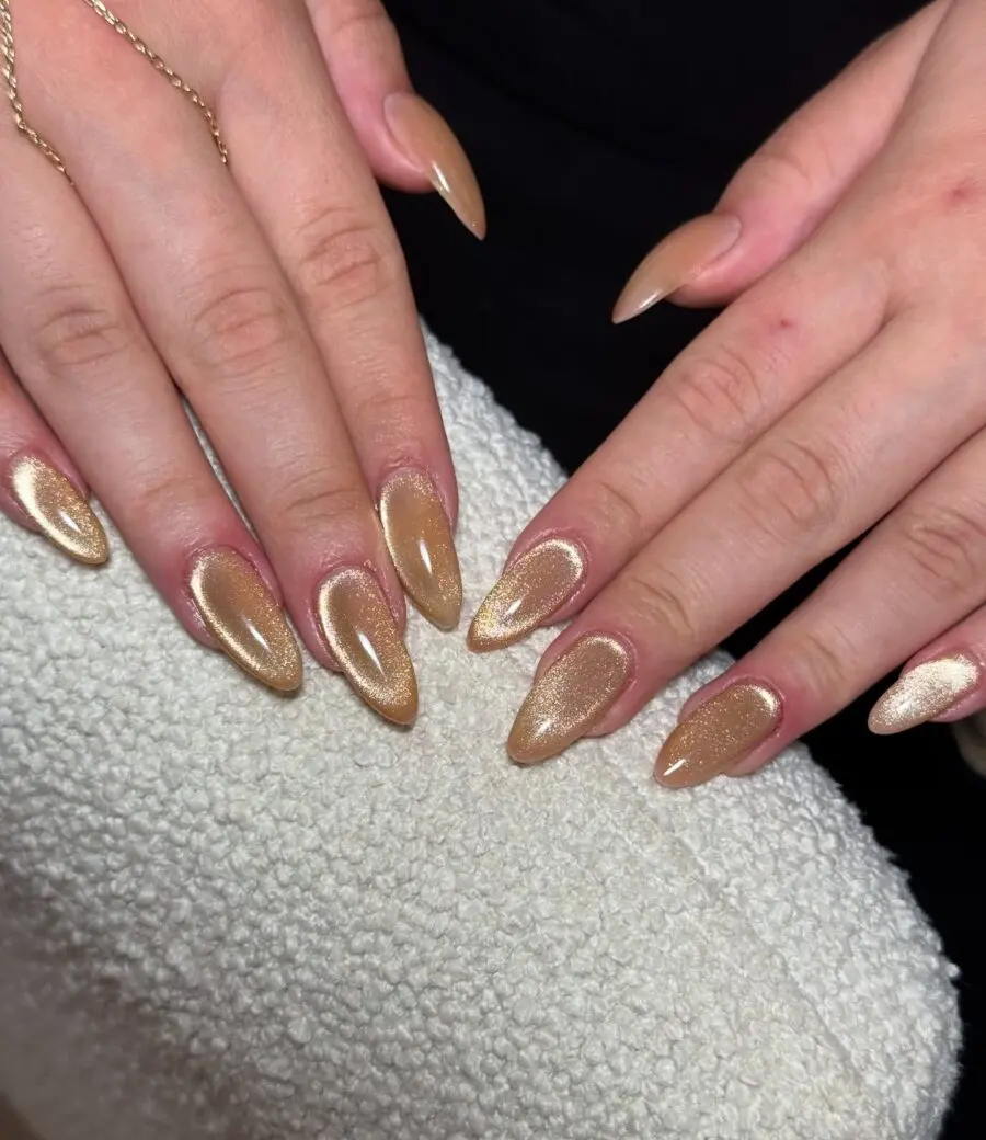 Elegant gold nails with stunning sparkle effect