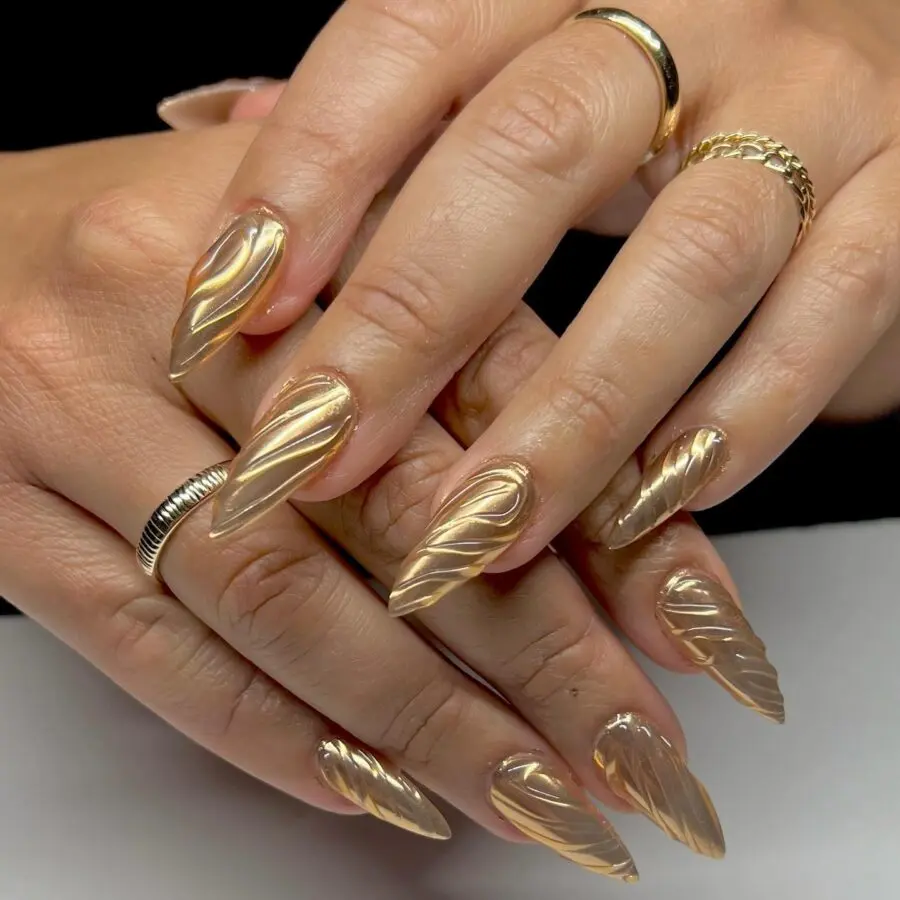 Chic gold nails with elegant wave design