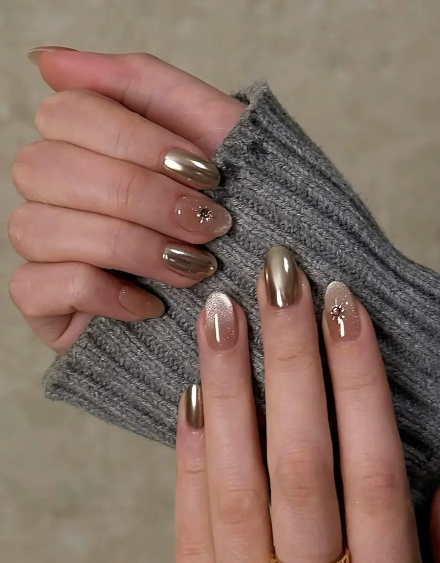 Elegant gold nails with shimmering details