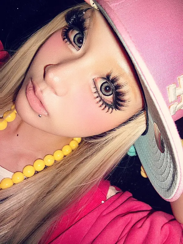 Dramatic eyes with playful accessories for Gyaru