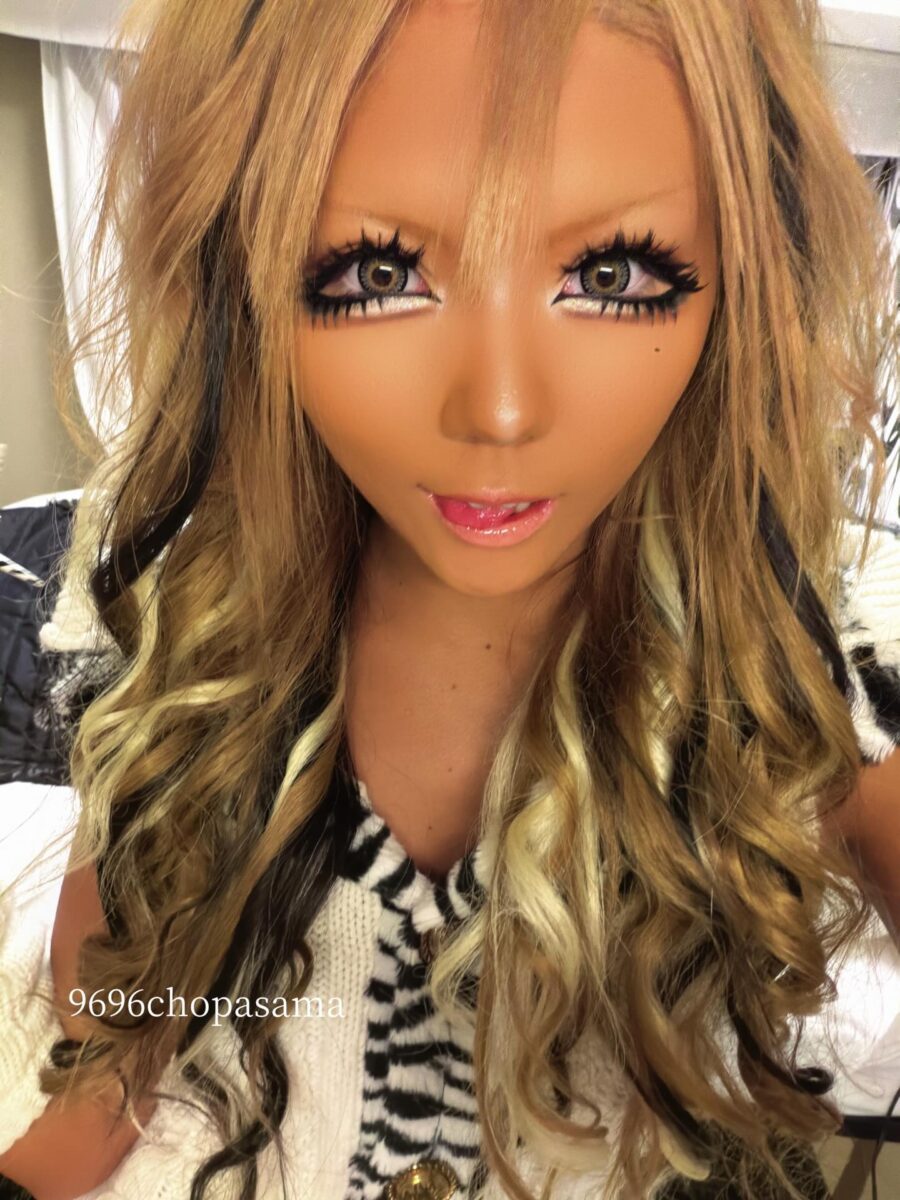 Dramatic Gyaru Makeup With Bright Colors