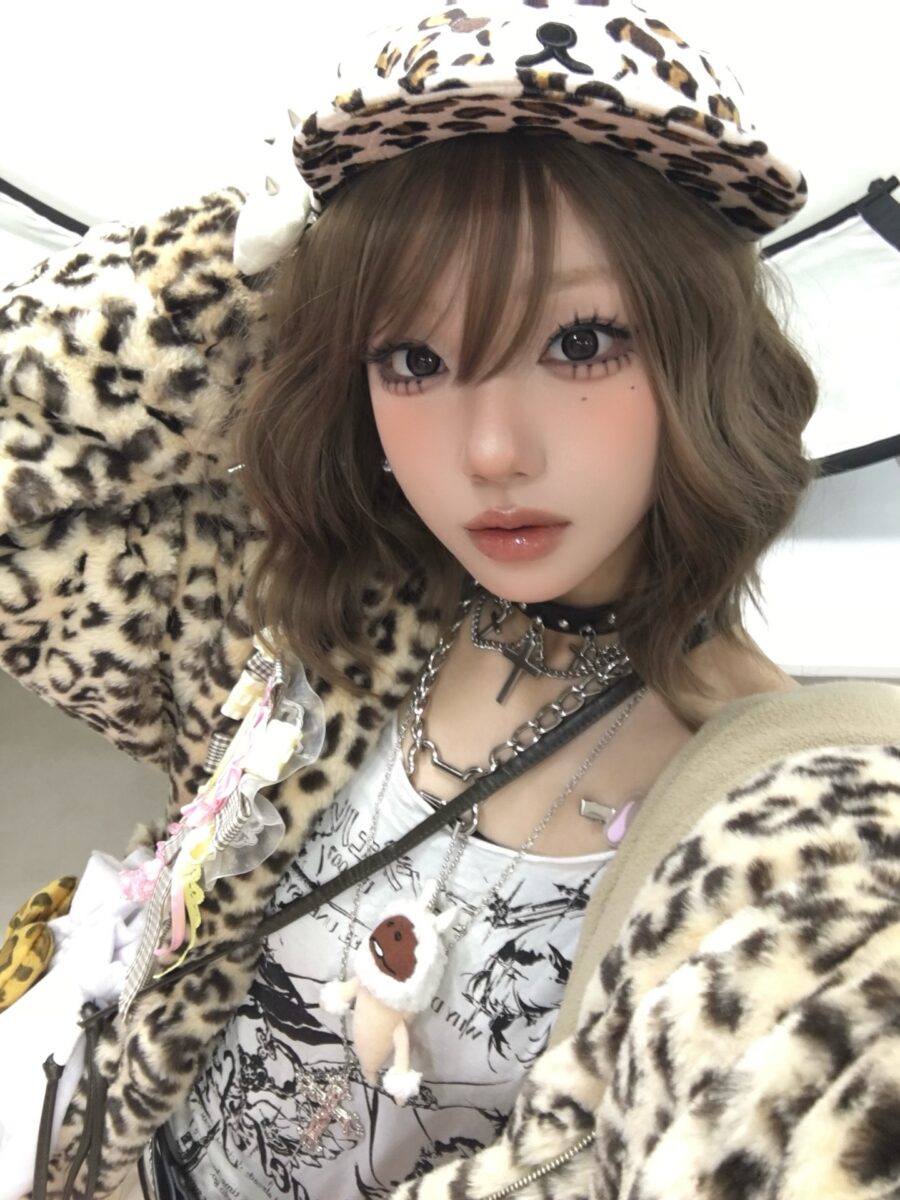 Chic gyaru look featuring bold leopard print