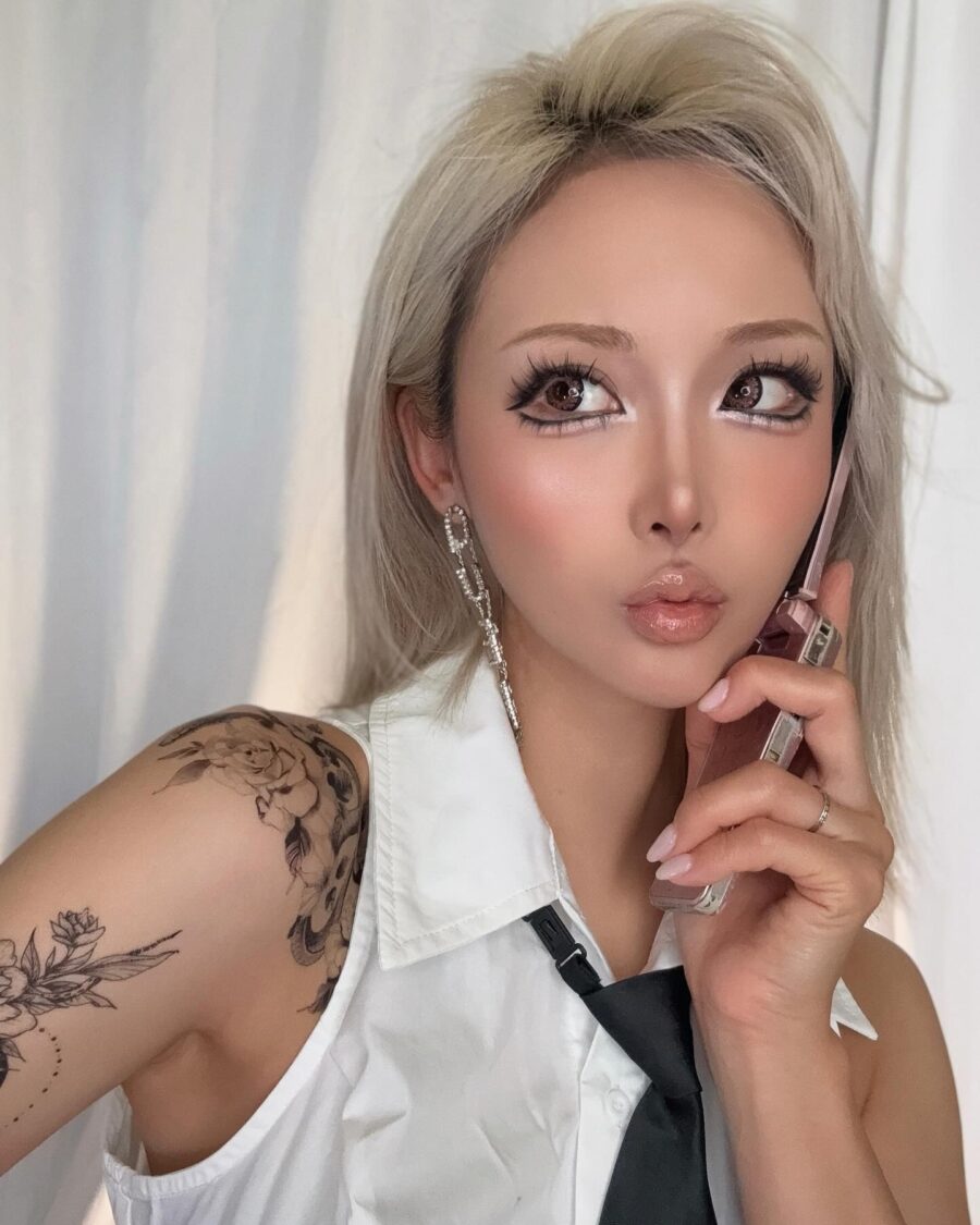 Gyaru makeup with pastel hair and large eyes