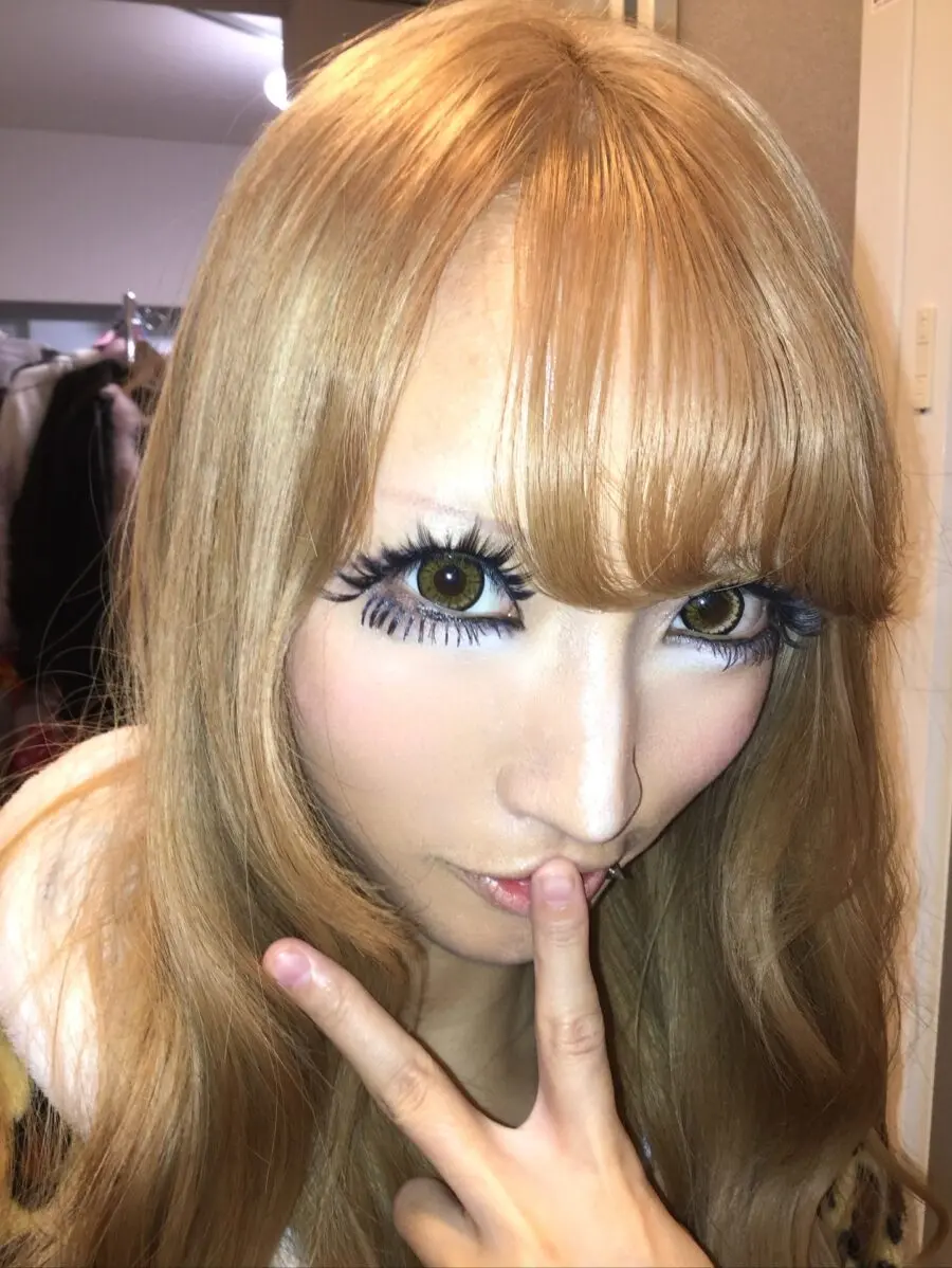 Bold Gyaru Makeup with Dramatic Eyes