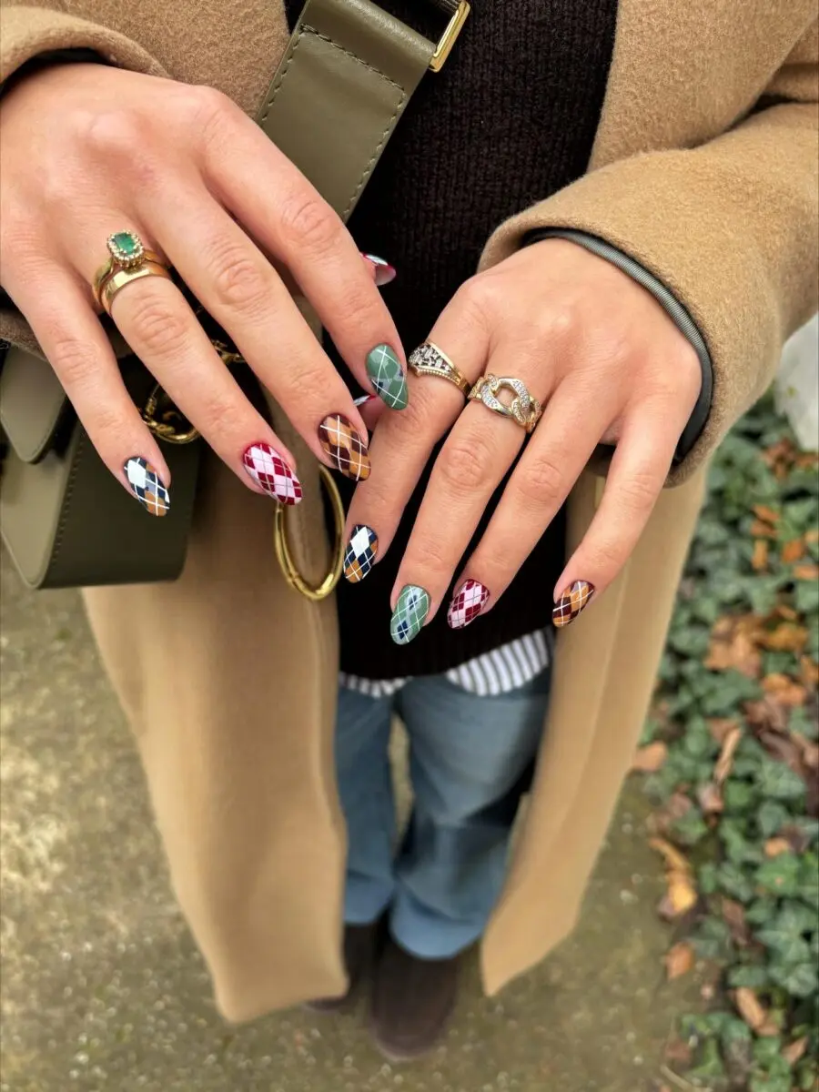 Charming holiday-inspired argyle nail design