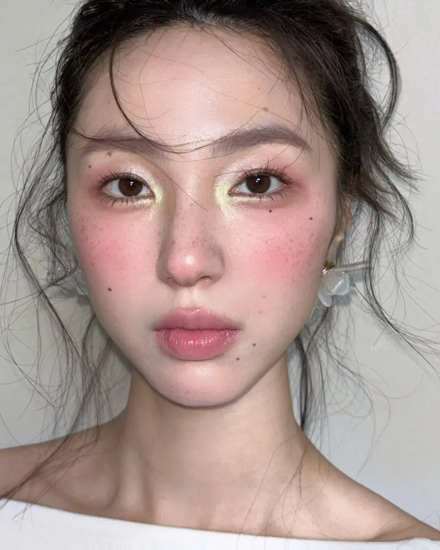 Vibrant igari makeup with pastel tones
