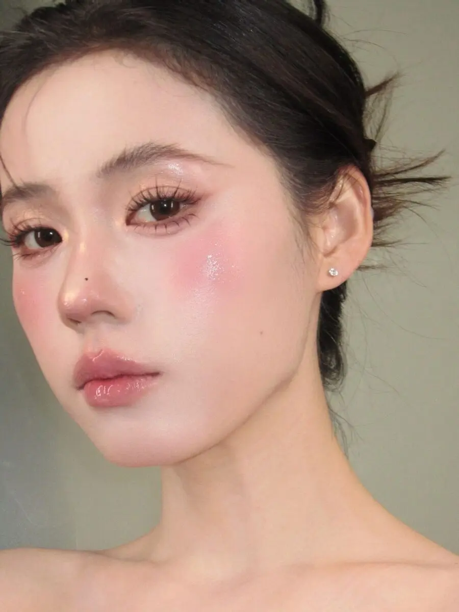 Radiant igari makeup with subtle blush accent