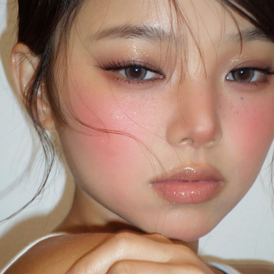 Playful blush and glossy lips in igari makeup