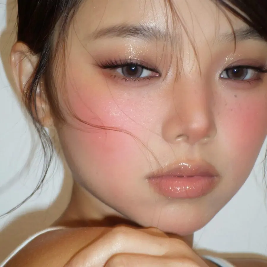 Playful blush and glossy lips in igari makeup