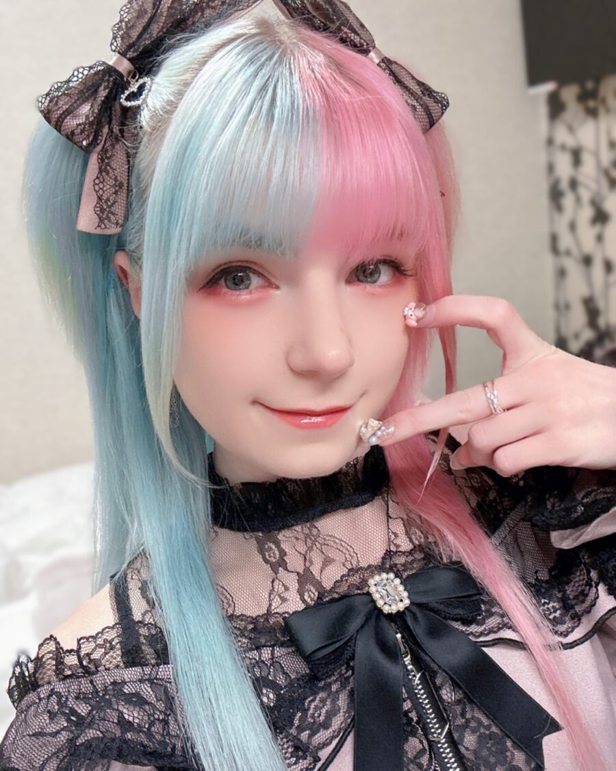 Charming pastel hair and lace details