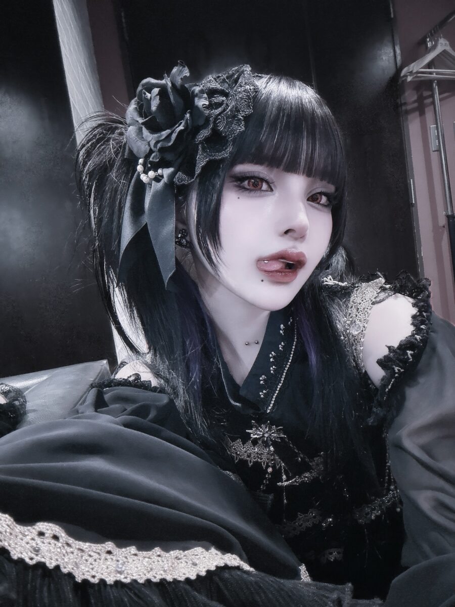 Dark and enchanting Jirai Kei makeup style