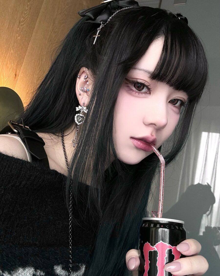 Edgy yet youthful jirai kei beauty look
