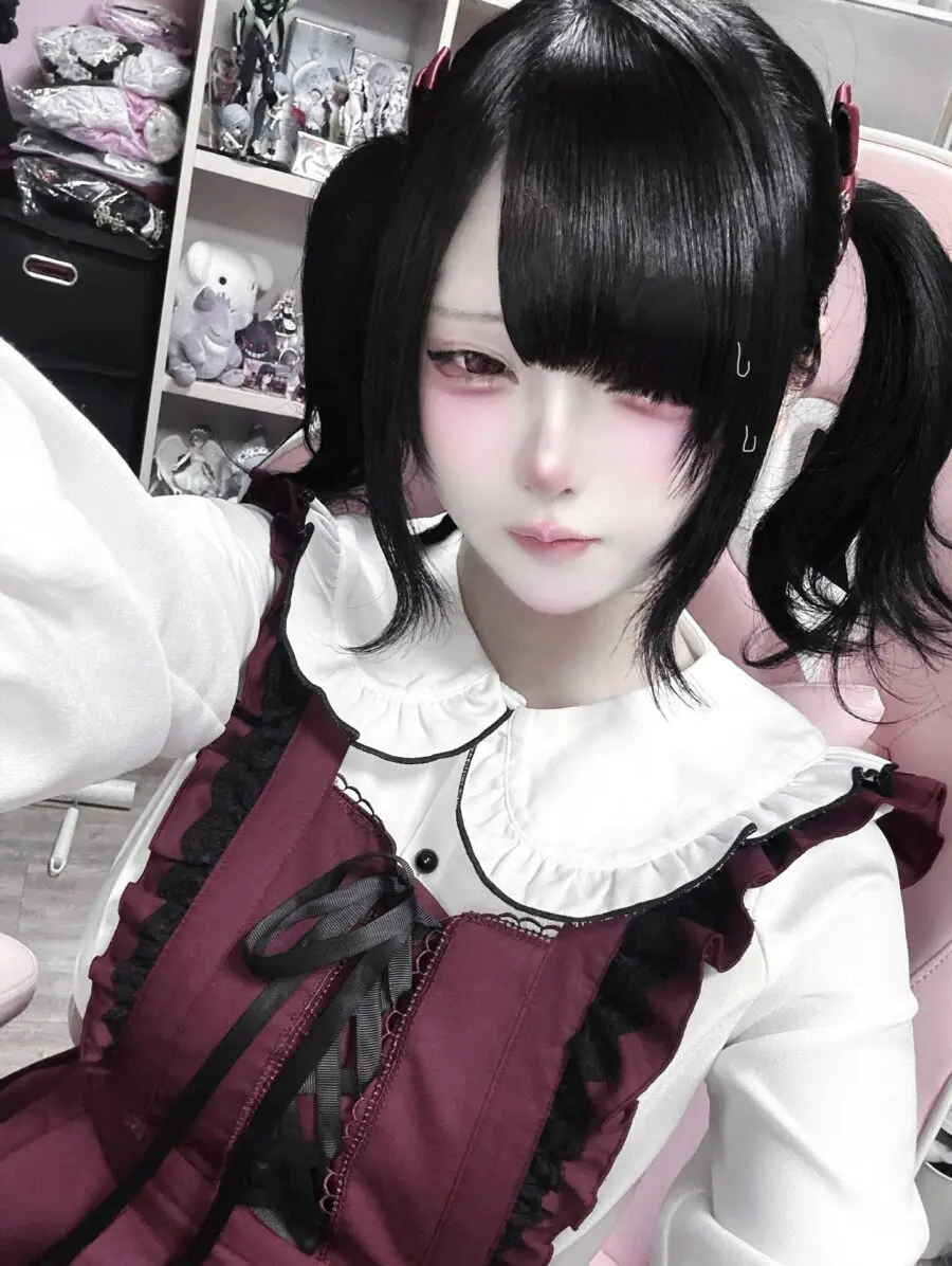 Doll-like Jirai Kei makeup with cute vibes