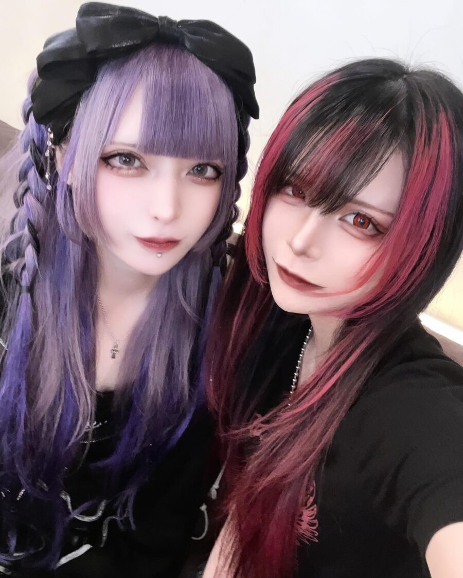 Stylish Jirai Kei Makeup with Vibrant Colors