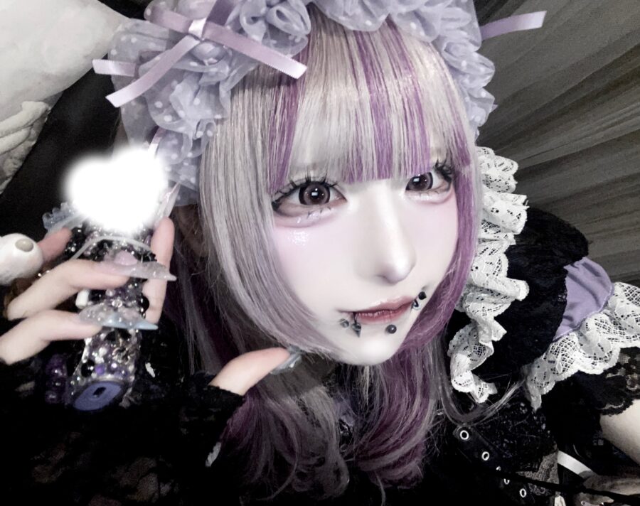 Expressive gothic vibes with pastel purple tones
