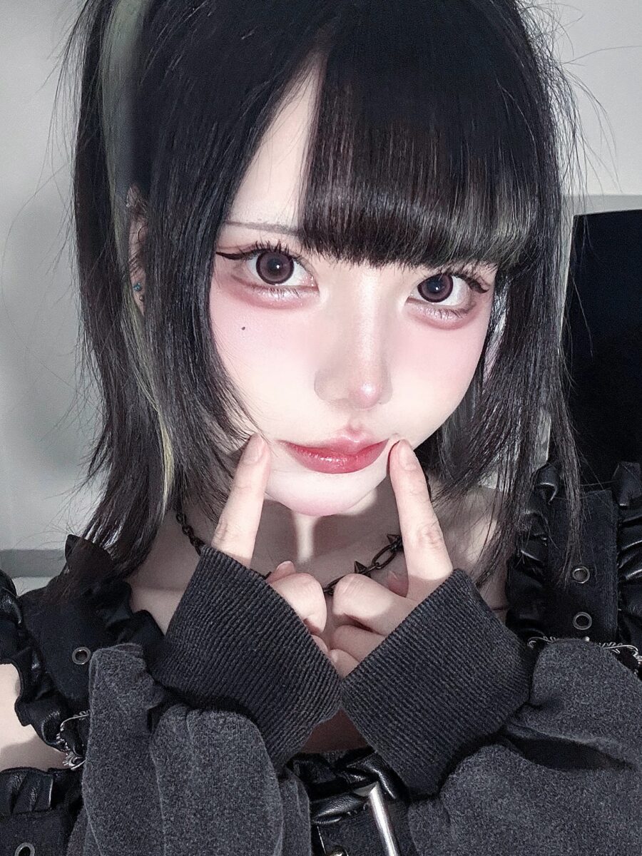 Elegant Jirai Kei makeup with captivating eyes