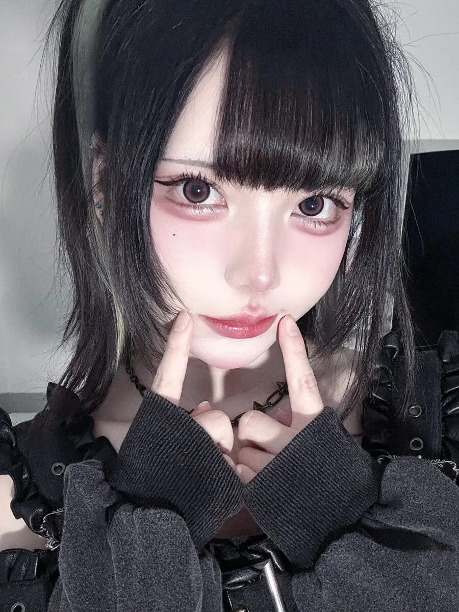 Elegant Jirai Kei makeup with captivating eyes