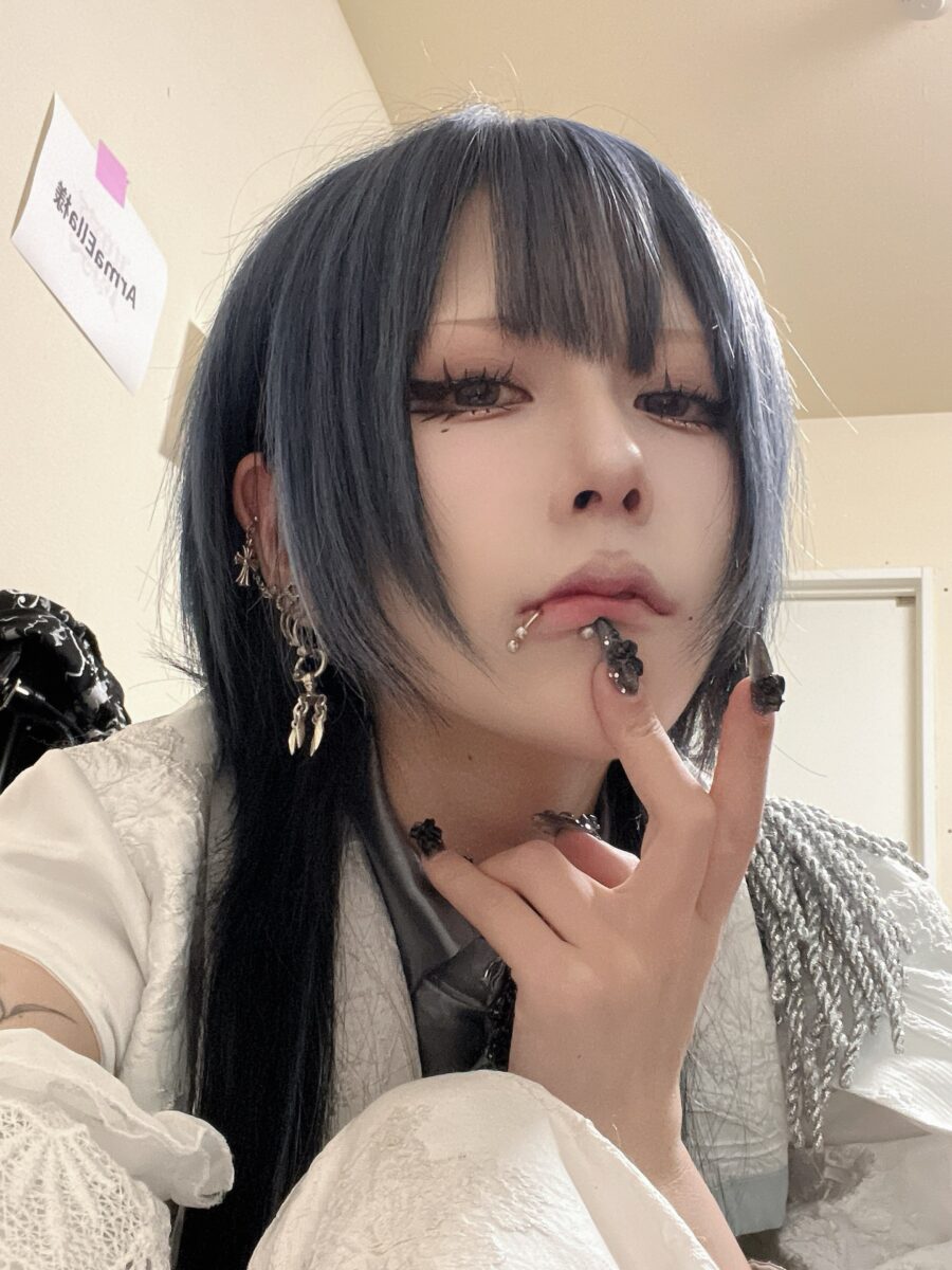 Gothic elegance with vintage-inspired Jirai Kei makeup.
