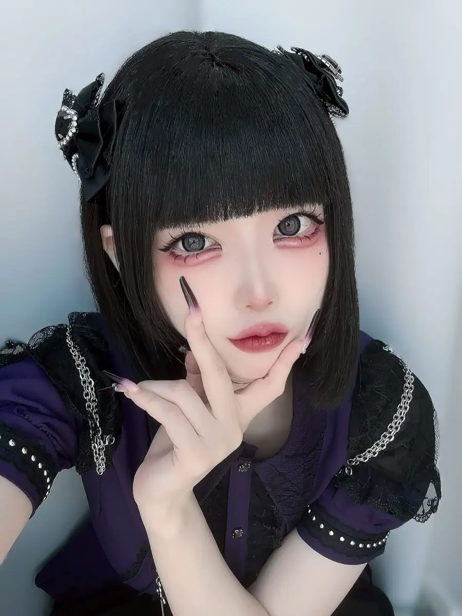 Hauntingly beautiful gothic makeup vibe